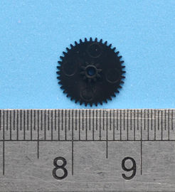 Polieroberflächengänge des durchmesser-1cm vom Plastikgang, der im Schwarzen formt