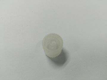 Weiße Farbe von schrauben Teil mit PC Material ab, das vom Einsatz-Spritzen gemacht wird
